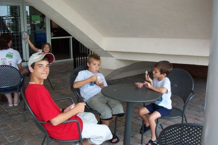 kids_at_icecream.jpg